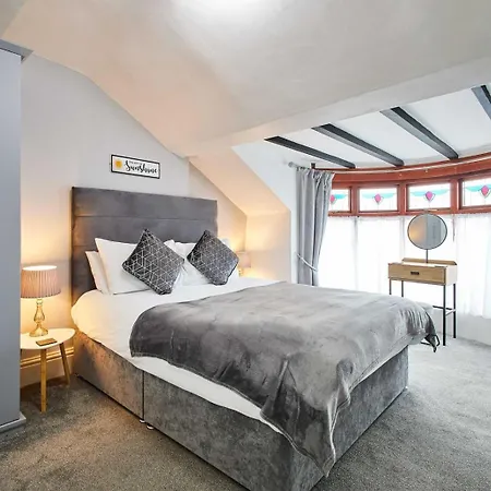 4, Khyber アパート *